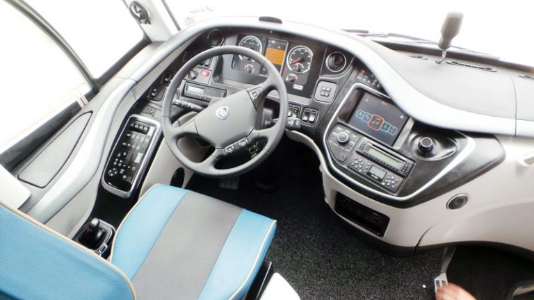 autocares-ramila-cabina-de-conduccion